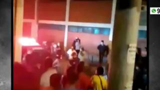 Vecinos de SJL atrapan a delincuentes y queman su moto tras asalto a joven [VIDEO]