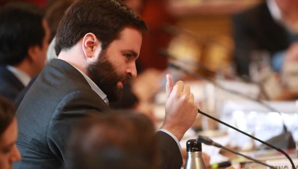 El congresista de la Bancada Liberalm Alberto de Belaundem cuestionó a Rosa Bartra por hacer una "pantomima de debate" en la Comisión de Constitución. (Foto: GEC)