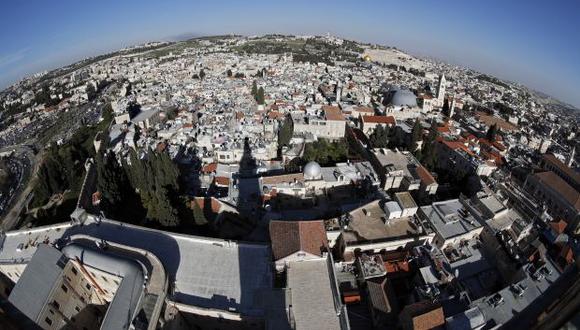 Una vista general muestra la Ciudad Vieja de Jerusalén con las cúpulas grises del Santo Sepulcro y la Cúpula de la Roca y el Monte de los Olivos al fondo. (Foto: AFP)