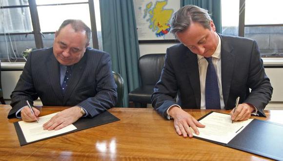Alex Salmond y David Cameron suscriben pacto. (Reuters)