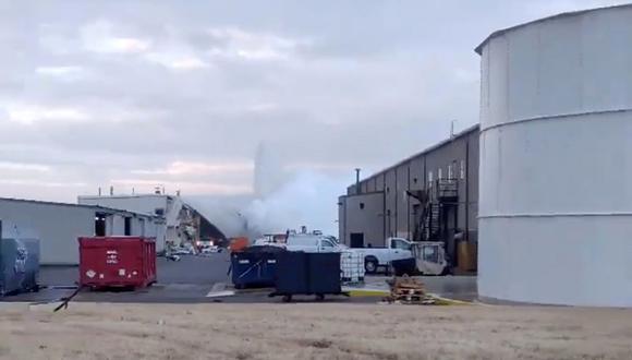 El gas y el líquido brotan en el aire después de la explosión de un tanque de nitrógeno en una instalación de Beechcraft de Textron Aviation Inc. en Wichita, Kansas, Estados Unidos. (Foto: Reuters)