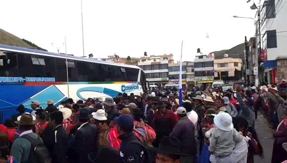 Puno. Dos buses con pobladores de Ilave y Juli viajaron el lunes rumbo a Lima. Partirán además de otros distritos en los siguientes días. (Foto: Difusión)