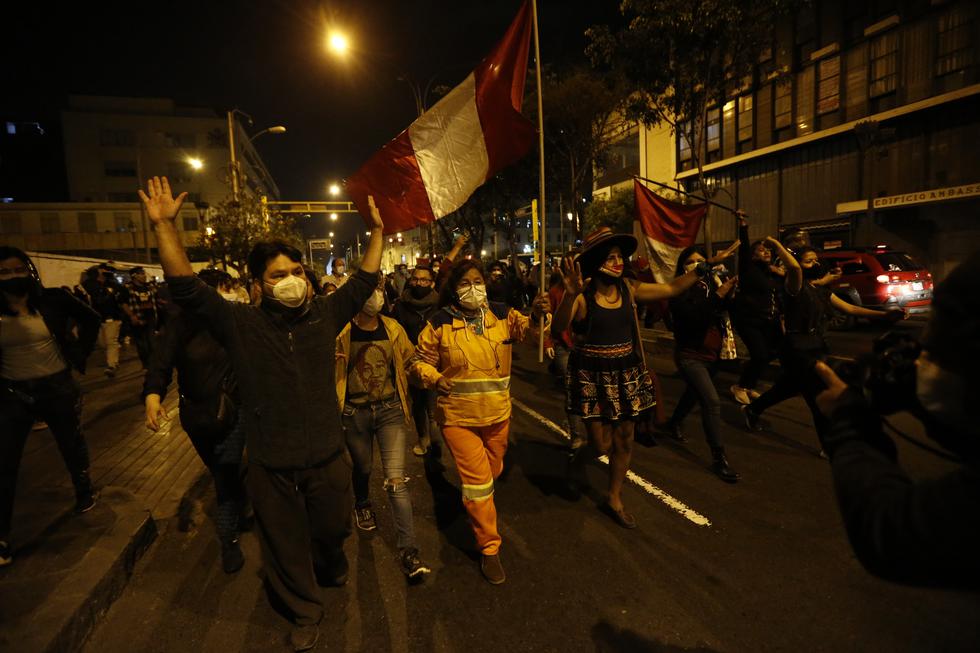 Manifestantes avanzan por la avenida Abancay e intentan llegar hasta el Congreso. (Foto: Francisco Neyra/ @photo.gec)
