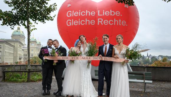 Parejas posan durante un evento fotográfico durante el referéndum nacional sobre el matrimonio entre personas del mismo sexo, en la capital suiza, Berna, el 26 de septiembre de 2021. (Foto: Fabrice COFFRINI / AFP)
