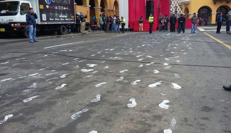 Esta protesta con pintura blanca rebasó el cordón de seguridad en la Plaza Mayor de Lima. (César Takeuchi)