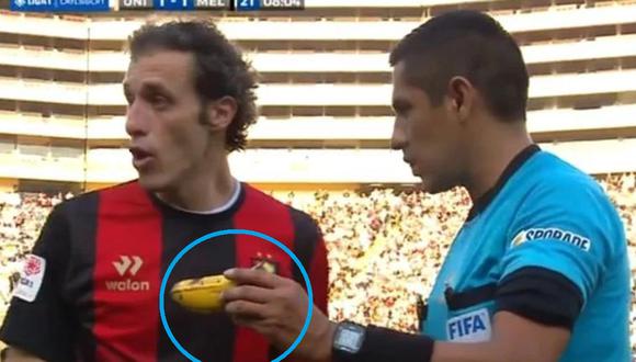 Horacio Orzán avisó al árbitro sobre el plátano que le lanzaron a Kevin Quevedo. (Captura GOL Perú)