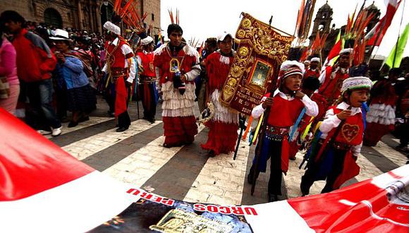 Danzantes de varias provincias de Cusco llegaron al Centro Historico para mostrar su arte. (Andina)