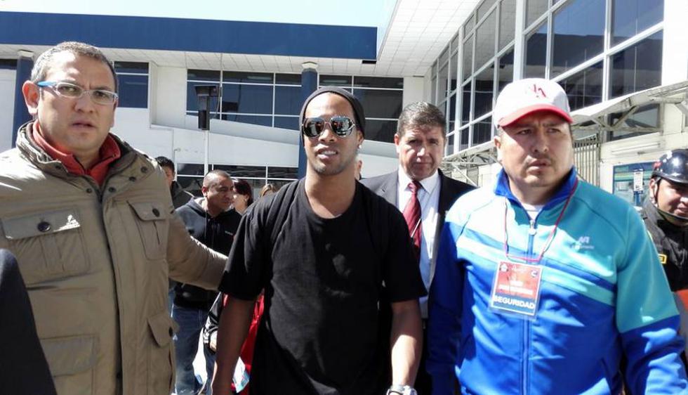 Ronaldinho llegó al Cusco y recibió el cariño de sus hinchas. (Facebook) Cienciano)