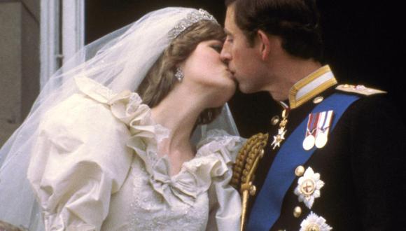 En esta fotografía del 29 de julio de 1981 el príncipe Carlos de Gran Bretaña besa a la princesa Diana en el balcón del Palacio de Buckingham en Londres después de su boda. (Foto AP/archivo).