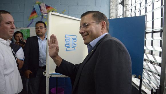 El candidato presidencial guatemalteco por el partido Libertad Democrática Renovada (LIDER), Manuel Baldizón (R), vota en Petén, 580 km al norte de Ciudad de Guatemala, el 6 de septiembre de 2015. (Foto de ORLANDO ESTRADA / AFP)