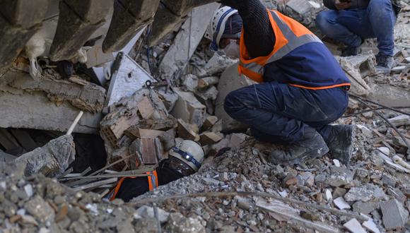 Rescatistas buscando personas bajo los escombros. (Foto de Yasin AKGUL / AFP)