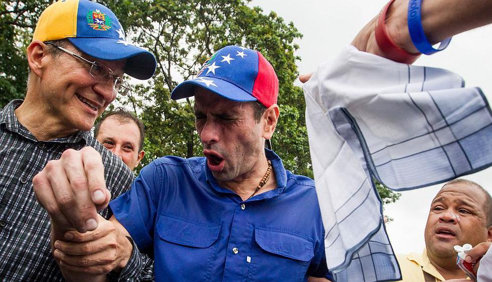 Venezuela: Henrique Capriles fue agredido con gases lacrimógenos lanzados por policías. (EFE)