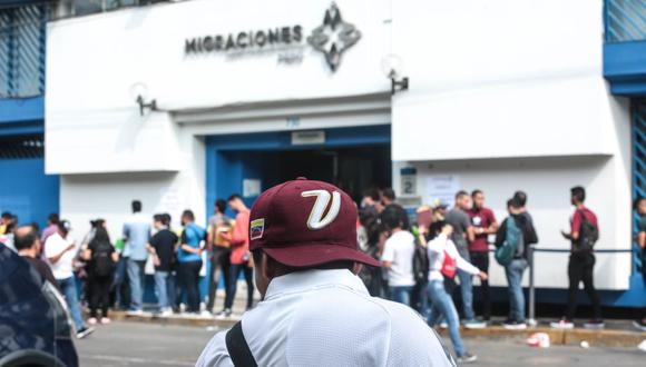 Los venezolanos realizan sus trámites en las sedes de Migraciones. (GEC)
