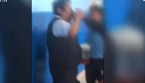 Captan a profesor tomando licor con sus alumnos en un colegio de Ventanilla. (Video/Captura)
