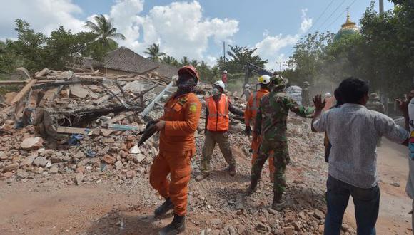 Los miembros de búsqueda y rescate indonesios reaccionan poco después de que una réplica golpee el área en Tanjung en la isla de Lombok el 9 de agosto de 2018. (Foto: AFP)