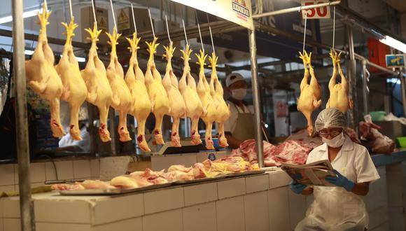 Precio del pollo sube en mercados y afecta a la economía familiar, según expertos. (FOTO: GEC)