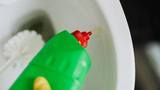 Cómo quitar el sarro del inodoro usando trucos caseros