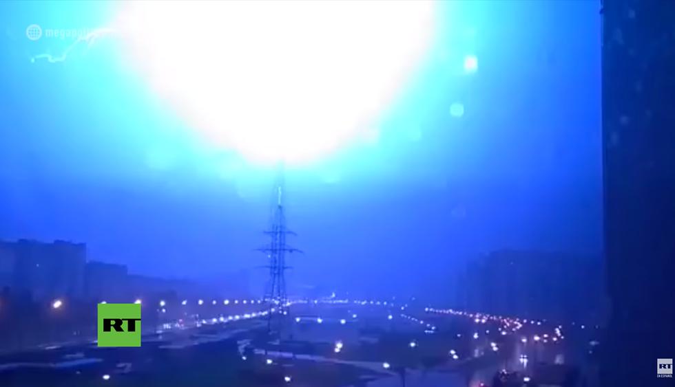 Captan el momento en que un rayo impacta un rascacielos en Rusia. (YouTube | RT en Español)