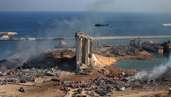 Una vista general muestra la devastación en el puerto de Beirut, horas después de que una poderosa explosión arrasara con una parte de la capital del Líbano. (STR/AFP)