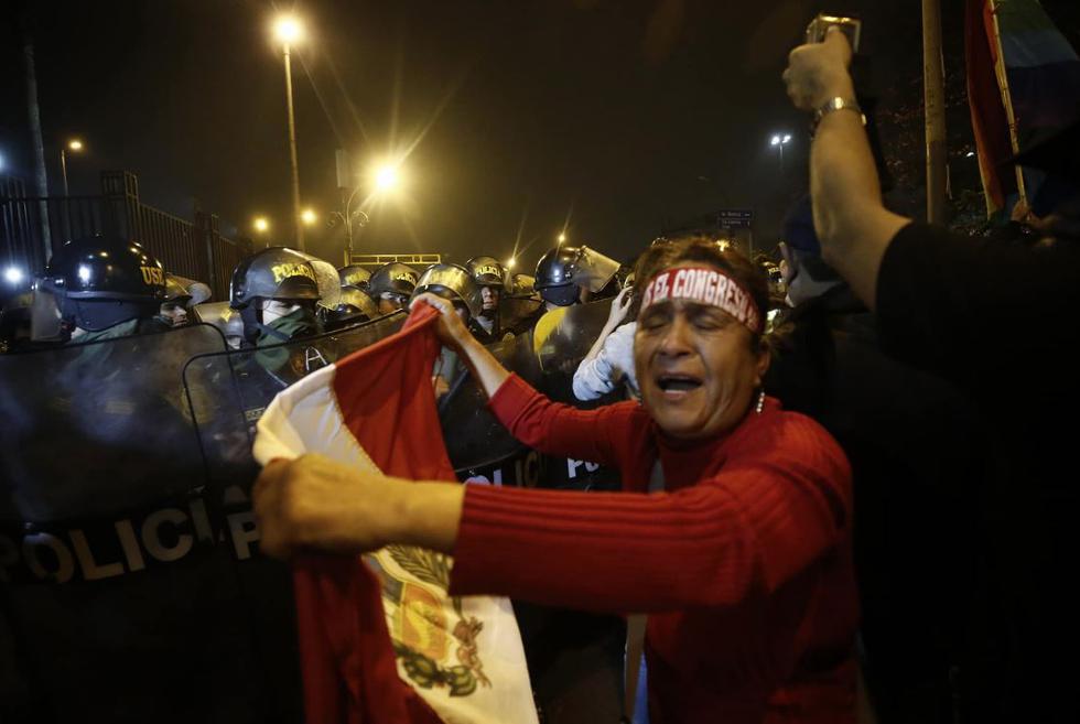 Policía enfrenta a manifestantes de la marcha denominada 'Cerremos el Congreso' (Renzo Salazar/Perú21)
