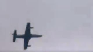 Aviones militares sobrevuelan a baja altura en La Paz por las protestas | VIDEO