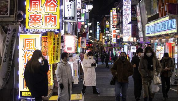 La gente camina en el área de Kabukicho, en Tokio, el pasado 8 de enero de 2021, durante el primer día del estado de emergencia declarado por la pandemia de COVID-19. (Behrouz MEHRI / AFP)