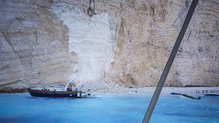 Siete heridos tras desprendimiento de rocas en famosa playa turística de Grecia [VIDEO]