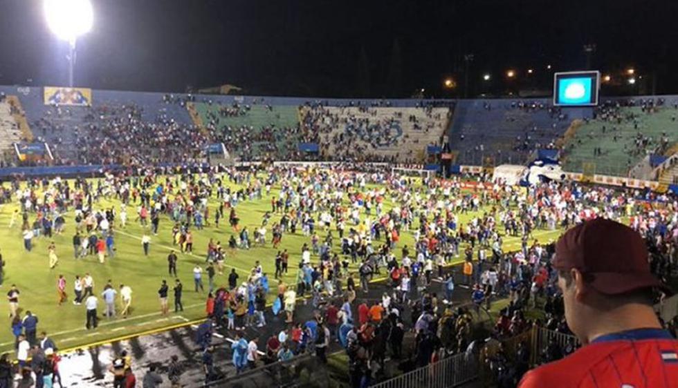 Enfrentamientos entre las barras calentó el ambiente en la previa al partido. Asimismo, el bus del Motagua fue atacado y los jugadores resultaron heridos. (Foto: Twitter) ·