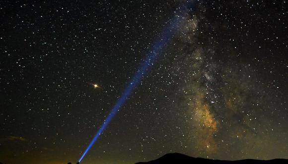 En la primera quincena de diciembre, el cometa Leonard C/2020 A1 pasará – para los estándares astronómicos– bastante cerca a la Tierra. (Imagen ilustrativa: Ognen Teofilovski/ Reuters)