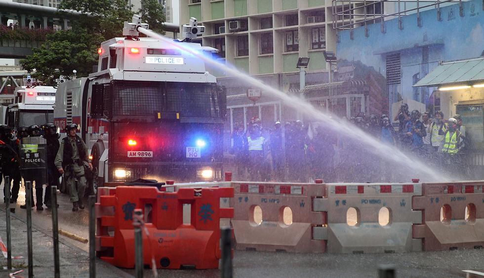 Hong Kong vivió una nueva jornada de protestas. La policía utilizó cañones de agua para dispersar a los manifestantes. (Foto: EFE)