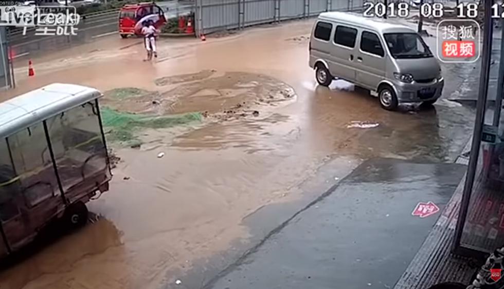 Dos niñas intentaron cruzar enorme charco tras fuerte lluvia y casi mueren ahogadas en China. (YouTube | MobbieVlogs)