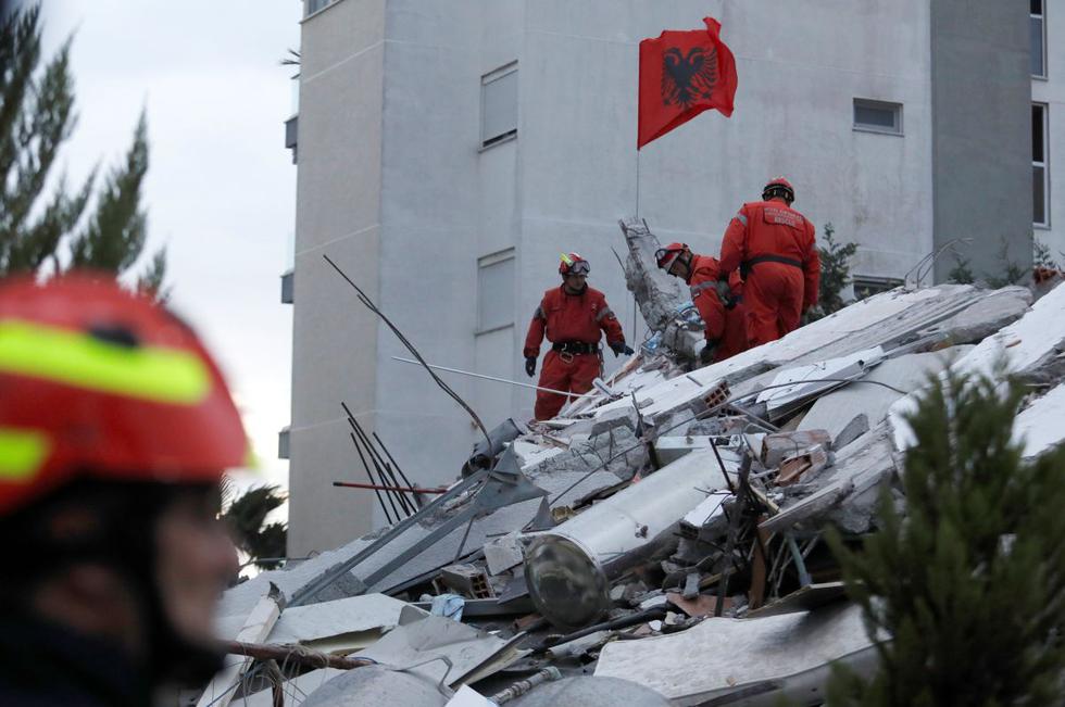 El personal de emergencia colocó una bandera albanesa sobre los escombros durante la búsqueda de sobrevivientes en un edificio derrumbado en Durrës. (Reuters)