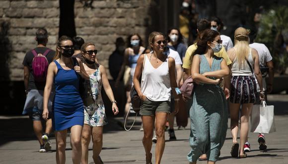 En España se impuso la mascarilla por primera vez a partir de los seis años en mayo de 2020, en plena primera ola, y se levantó gracias a la mejora de la situación el 26 de junio pasado. (Foto: Josep LAGO / AFP)