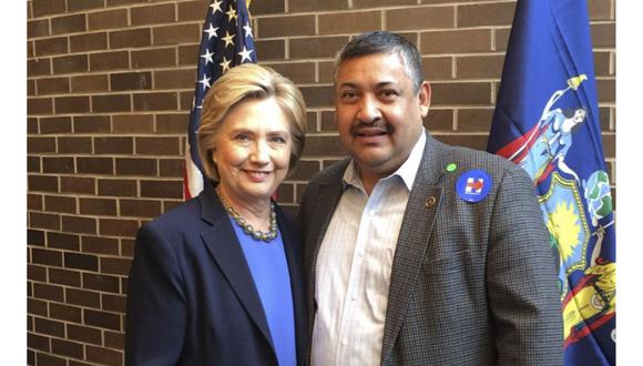 Luis Marino al lado de Hillary Clinton, cuando ella se presentaba a la presidencia de Estados Unidos. (Foto: Facebook Luis Marino)
