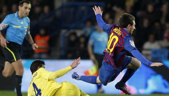 Messi sufrió hoy el juego fuerte de los rivales. (Reuters)