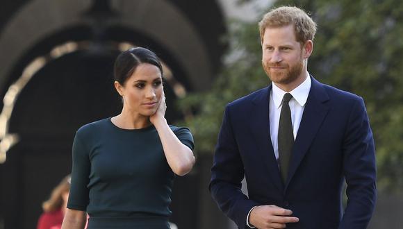 El príncipe Harry y su esposa Meghan, el duque y la duquesa de Sussex, llegan para una visita de dos días a Dublín, Irlanda, el 10 de julio de 2018. (AFP / POOL / CLODAGH KILCOYNE).