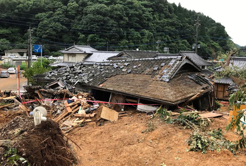 Casa derrumbada después de un deslizamiento de tierra causado por la lluvia torrencial en Ashikita, prefectura de Kumamoto (Foto: STR / JIJI PRESS / AFP)