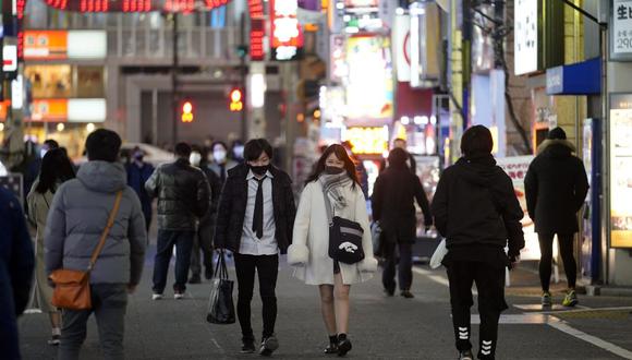 Los peatones caminan por una calle del distrito de entretenimiento en Tokio, Japón. (EFE/FRANCK ROBICHON).