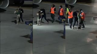 Mujer ingresa a pista del aeropuerto de Los Ángeles para detener un avión [VIDEO]