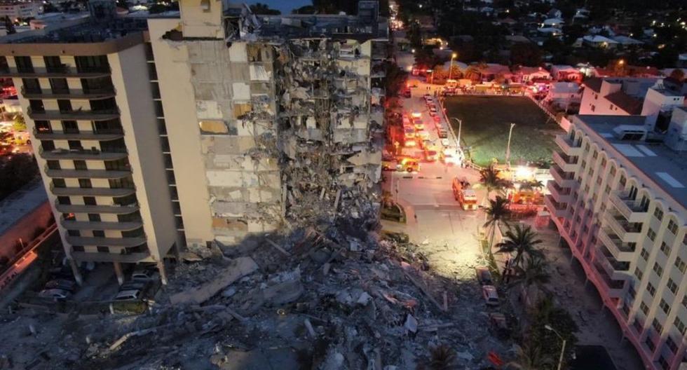 Imagen muestra una vista aérea del edificio de 12 pisos derrumbado parcialmente, cerca de 88th Street y Collins Avenue, en la ciudad de Surfside, al norte de Miami Beach, Florida (Estados Unidos).  (EFE/ Bomberos De Miami-Dade).