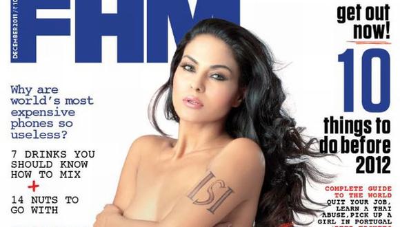 Veena Malik causó polémica al aparecer desnuda en una portada de una revista en 2010. (FHM India)