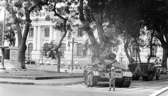 Nunca más. Los tanques rodearon el Congreso de la República tras el mensaje de Fujimori. Los medios fueron intervenidos. (USI)