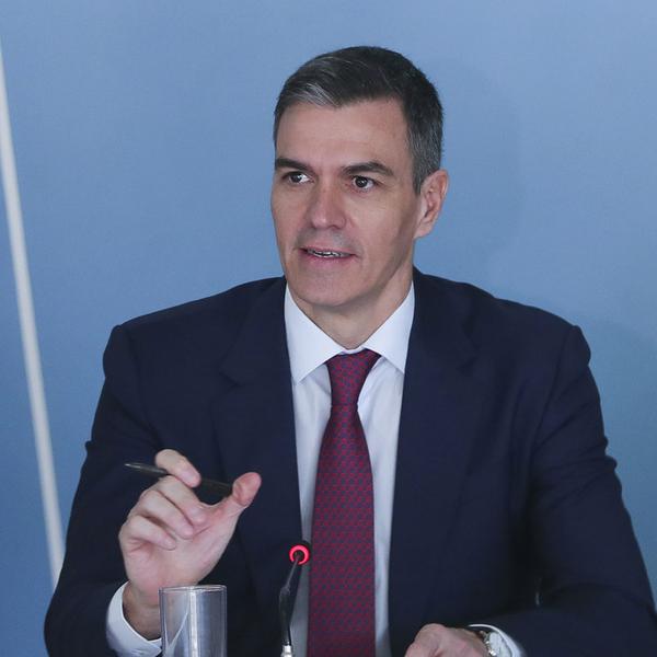 Pedro Sánchez se queda como presidente del Gobierno a pesar de “campaña de acoso” contra su esposa