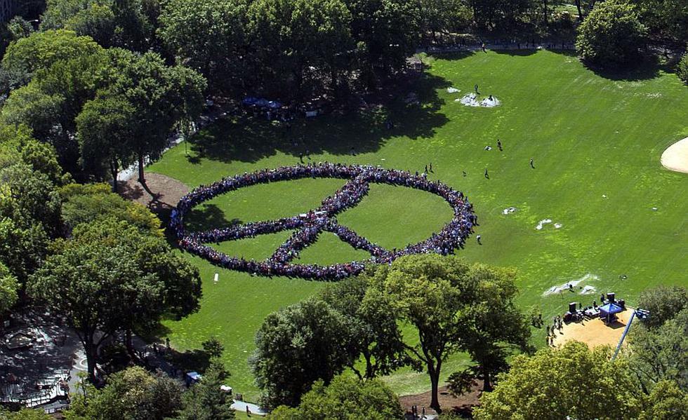 Yoko Ono junto a 2 mil personas realizaron signo de la paz en homenaje a John Lennon. (AFP)