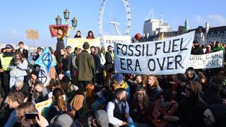 Manifestantes en Londres contra el cambio climático bloquean 5 puentes sobre el río Támesis | FOTOS