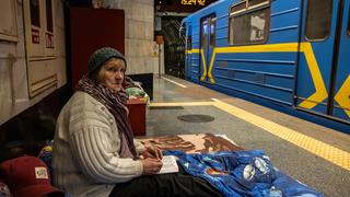 Los ucranianos continúan refugiados en el subterráneo pese a la retirada rusa