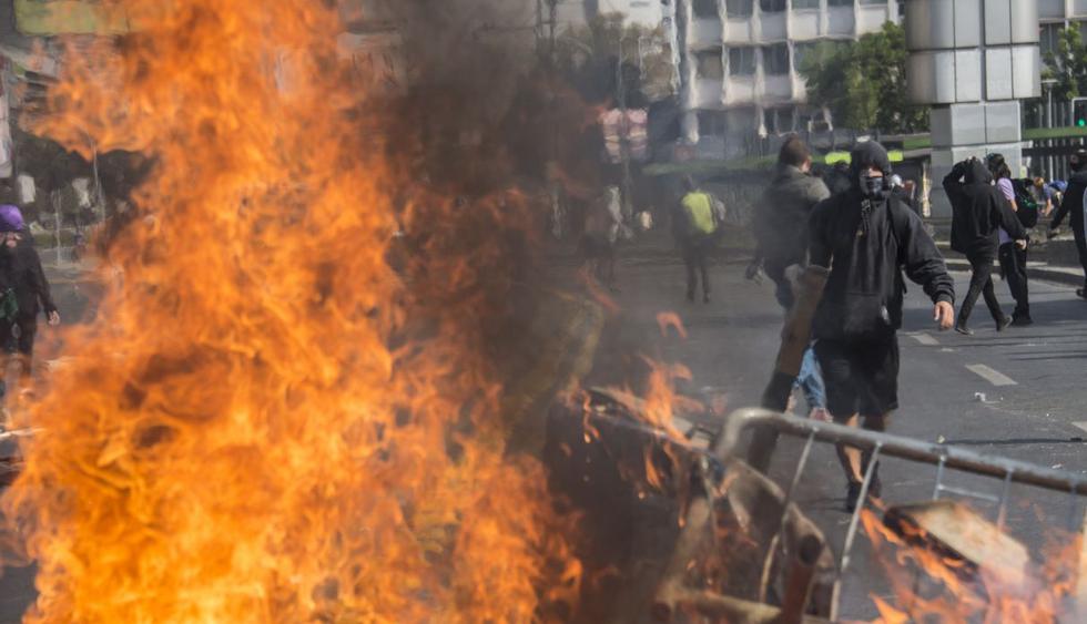 Violentos enfrentamientos durante marcha por el Día del Trabajo en Chile. (Foto: AFP)