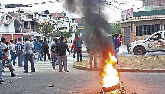 Violento paro de mototaxistas por rechazo a ordenanza municipal dejó 30 detenidos. (USI)