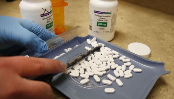 Un técnico de farmacia cuenta pastillas de hidroxicloroquina en la farmacia Rock Canyon en Provo, Utah, el 20 de mayo de 2020. (Foto de GEORGE FREY / AFP)