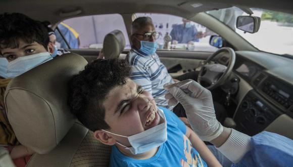Los egipcios se hacen la prueba de COVID-19 en un centro de pruebas de coronavirus en la Universidad Ain Shams en El Cairo, el 29 de junio de 2020. (Khaled DESOUKI / AFP).